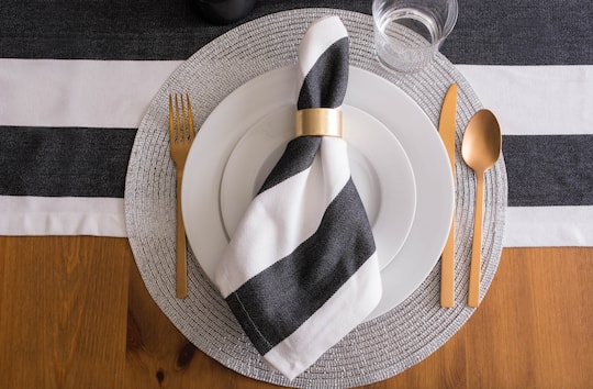 DII® Metallic Silver Round Polypropylene Woven Placemat (Set of 4)